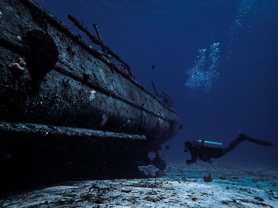 Buzo explorando arrecife profundo en Cozumel para buceo avanzado